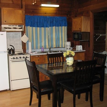 Forest Lake Camping Resort Lakefront Cabin 8 Advance Extérieur photo