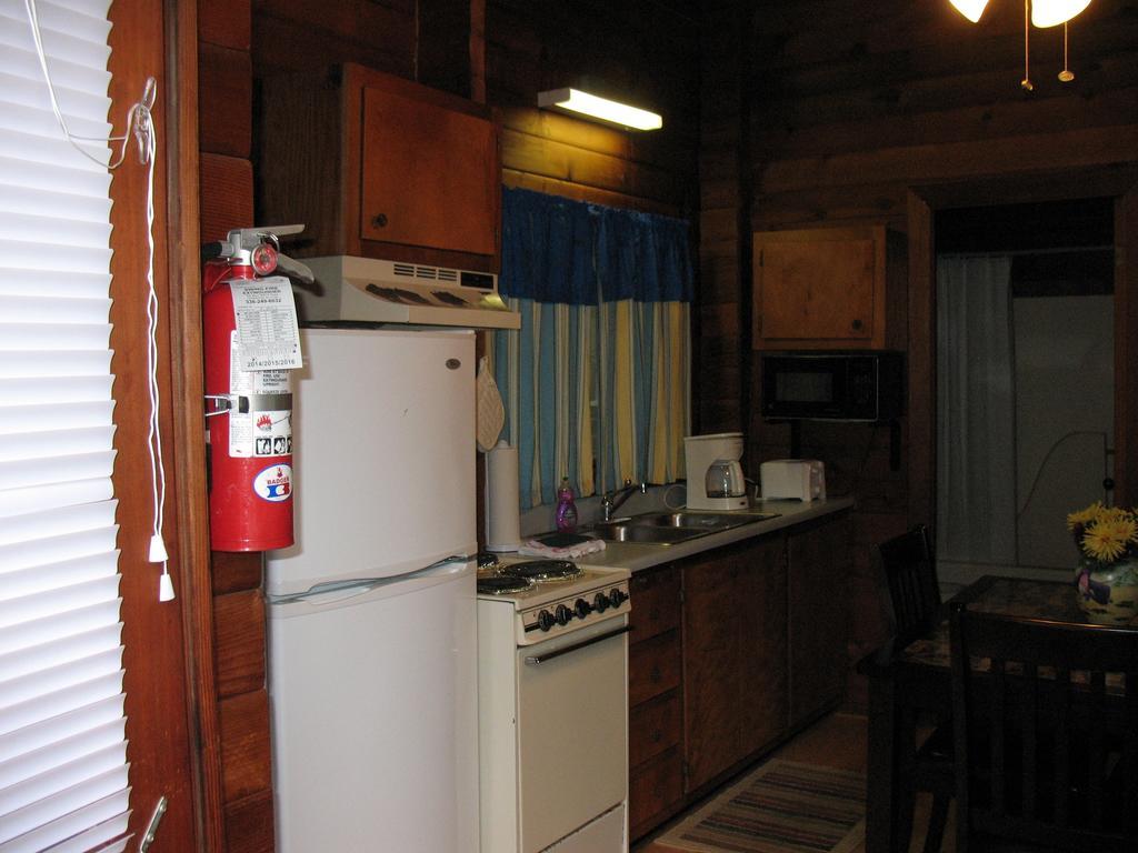 Forest Lake Camping Resort Lakefront Cabin 8 Advance Extérieur photo