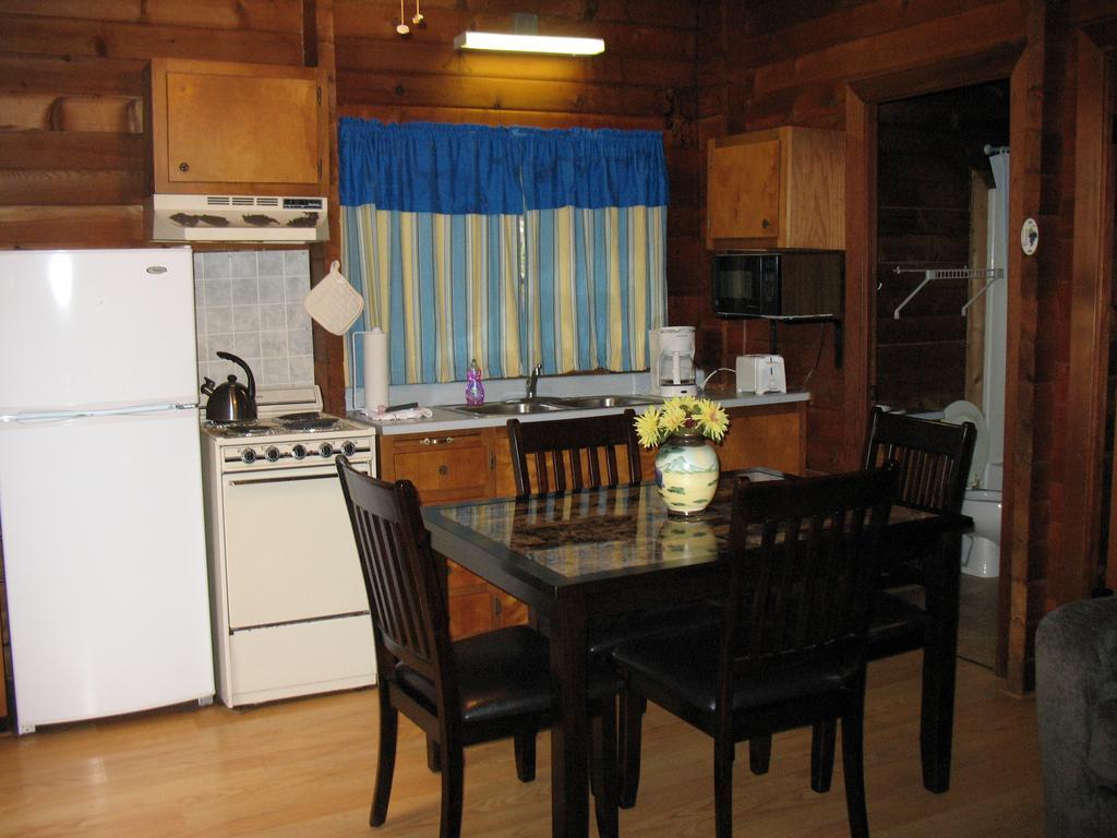 Forest Lake Camping Resort Lakefront Cabin 8 Advance Extérieur photo
